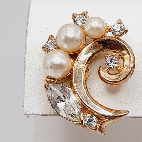Vintage Crown Trifari Clip Earrings, Faux Pearls & Clear Rhinestones, Gold Tone - Picture 3 of 13